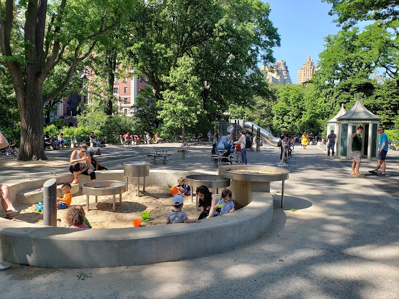 Toll Family Playground 🛝